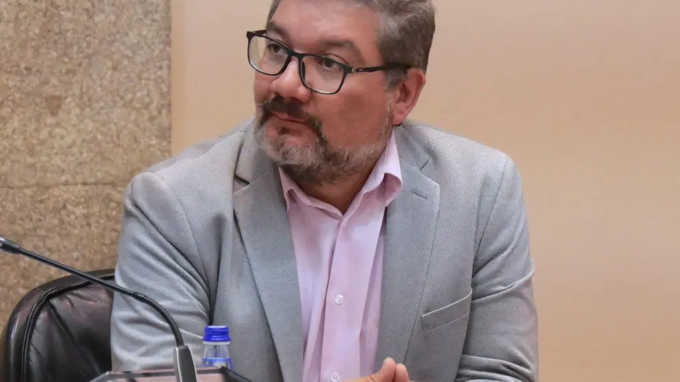 O deputado Oscar Insua no Parlamento galego