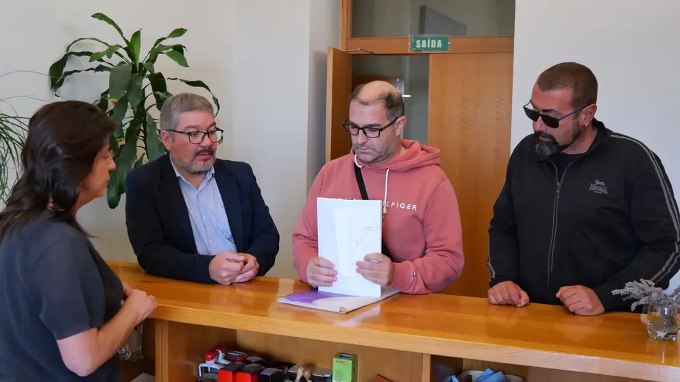 Oscar Insua, Primitivo Pedrosa e nando Siaba, entregando  firmas no Parlamento pola pediatr&iacute;a en Carnota