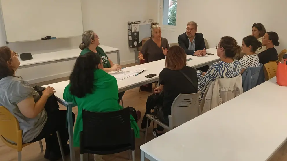 Reuni&oacute;n de Merc&eacute; Barrientos e Oscar Insua con ANPAs de Mux&iacute;a (17-09-25)