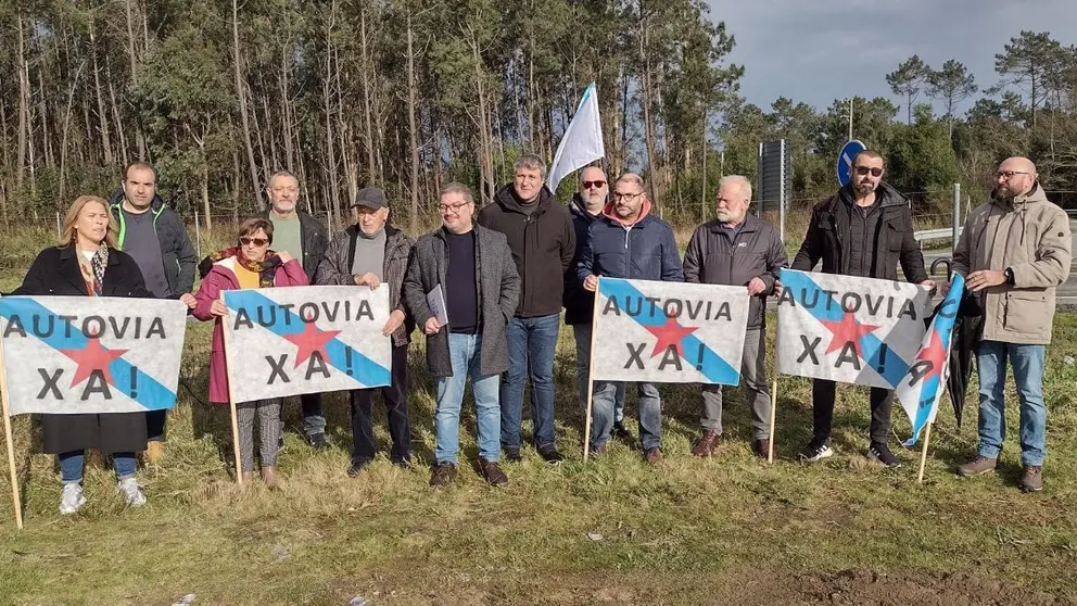 Acto do BNG Costa da Morte para reivindicar o remate da autov&iacute;a