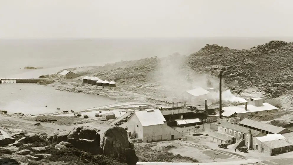 Antiga baleeira de Caneli&ntilde;as, en Cee.