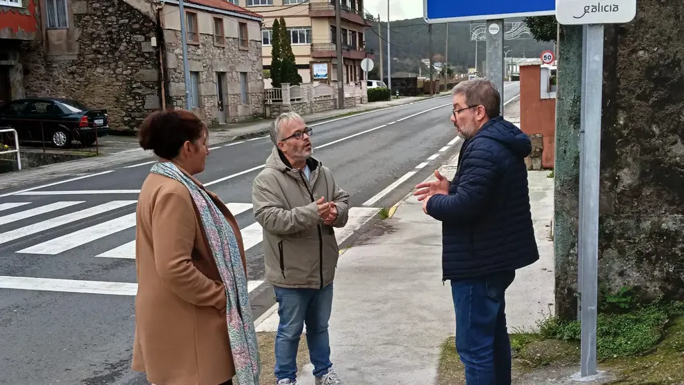 O deputado Oscar Insua, cos ed&iacute;s do BNG de Cee Serxio Dom&iacute;nguez e Montse Canosa, na traves&iacute;a de Fernando Blanco