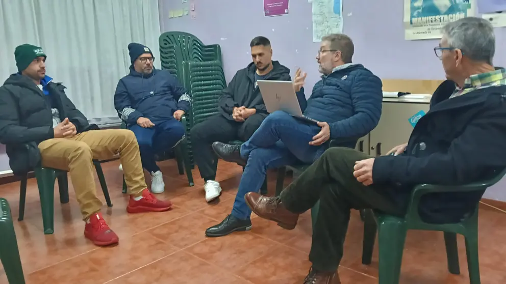Oscar Insua reun&iacute;use con mergulladores Corcubi&oacute;n para analizar os seus problemas