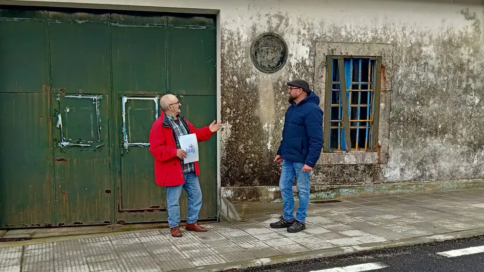 Xaime Trillo e Xes&uacute;s T&uacute;&ntilde;ez, concelleiros do BNG Dimbr&iacute;a, diante do inmoble A Casilla, en Bustelo